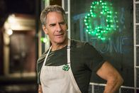 Navy CIS: New Orleans – Während sich Pride (Scott Bakula) auf die Feierlichkeiten zum St. Patrick's Day vorbereitet, muss er mit seinem Team einen Fall lösen, bei dem ein Navy-Offizier vor einen Bus gestoßen wurde. Besonders interessant wird es, als sich Parallelen zum Tod von Brodys Schwester Emily ergeben ...