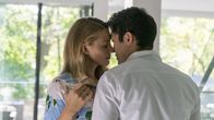 Nur ein kleiner Gefallen – Emily Nelson (Blake Lively, l.) und Sean Townsend (Henry Golding, r.)