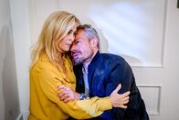 Sturm der Liebe – Erik (Sven Waasner, r.) bricht in Yvonnes (Tanja Lanäus, l.) Armen zusammen.