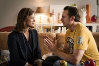 Hanni & Nanni - Mehr als beste Freunde – Susanne Sullivan (Jessica Schwarz) und Charlie Sullivan (Sascha Vollmer) diskutieren, ob ihre Zwillingstöchter auf ein Internat kommen sollen.