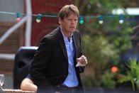 Death in Paradise – Humphrey (Kris Marshall) deckt die wahren Umstände des Selbstmords auf.