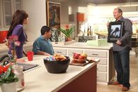 Modern Family – v.li.: Gloria Delgado (Sofía Vergara), Manny Delgado (Rico Rodriguez), Jay Pritchett (Ed O'Neill).