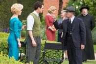 Father Brown – Der cholerische Regisseur Vivian Wolsey (David Schofield, r.) lässt seine Launen an seinen Darstellern Paulette Swain (Molly Hanson, l.) und Billy Neville (Williams Ellis, M.) aus.