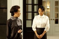 Das Hausmädchen – Einsfestival DAS HAUSMÄDCHEN, Spielfilm, Südkorea 2010, Regie und Buch Im Sang-soo Uhr. Die ältere, strenge Haushälterin Byung-sik (Youn Yuh-jung, li.) weist das neue Hausmädchen (Jeon Do-youn) in die Arbeit ein.