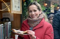 Wunderschön! – Moderatorin Tamina Kallert beim Waffelessen auf dem Weihnachtsmarkt im Wildwald Arnsberg-Vosswinkel.