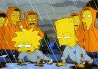 Die Simpsons – Zum Gespött der Kadetten müssen Lisa und Bart Liegestützen im Schlamm machen. Doch Lisa beweist, dass sie den Jungs in nichts nachsteht.