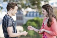 Dance Academy – Tara (Xenia Goodwin) (r.) schenkt Ethan (Tim Pocock) vor seiner Abreise nach Barcelona ein vierblättriges Kleeblatt als Glücksbringer.