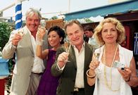 Unter weißen Segeln – Der wohlhabende griechische Hotelier Theo (Juraj Kukura, li.) und seine Frau Calypso (Renan Demirkan, 2.v.li.) wollen auf einer Kreuzfahrt den künftigen Schwiegereltern Michael (Fritz Wepper) und Claudia (Michaela May) ihres Sohnes auf den Zahn fühlen.