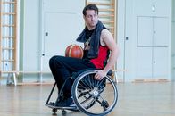 SOKO Kitzbühel – Axel Kronlachner (Julian Looman), der ehemalige Star-Basketballer, überlegt sich, was er der SOKO erzählen soll und was nicht.