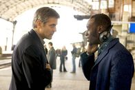 Ocean's Twelve – Als Danny (George Clooney, l.) die Vergangenheit einholt, kann er glücklicherweise auf seine alte Crew (Don Cheadle, r.) zählen ...