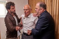Heldt – Heldt (Kai Schumann, l.) und Grün (Timo Dierkes, r.) können Erich Kisters (Hans Peter Hallwachs, M.) nur mit Mühe zurückhalten. Wieso reagiert er so aggressiv auf seinen Nachbarn?