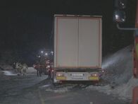 Ice Road Rescue - Extremrettung in Norwegen – A 22-ton truck carrying concrete is stuck on a narrow, winding road. The wheels are in the ditch, and the trailer is smashed into the mountain wall. Due to the truck driver, he had to drive into the ditch to avoid oncoming traffic. (National Geographic/ITV Studios Norway AS)