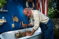 Löwenzahn Classics – Natürlich braucht der herrenlose Hund ein Bad, meint Peter (Peter Lustig). Der Hund ist jedoch anderer Meinung.