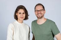 Die Ökochecker – Ökochecker Katharina Röben und Tobias Koch (Bild) helfen, selbstbestimmte, aufgeklärte Entscheidungen für ein nachhaltigeres Leben zu treffen - ohne erhobenen Zeigefinger. Sie checken Mythen und Halbwissen und geben eine faktenbasierte Antwort auf die großen und kleinen Fragen des täglichen Konsums.