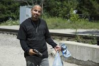 30 Minuten oder weniger – Für 100.000 Dollar ist Profikiller Chango (Michael Pena) sofort bereit, Dwaynes wohlhabenden Vater umzubringen. Doch woher das Geld nehmen?