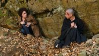 Begierde - Mord im Zeichen des Zen – Taro (Aaron Le) ist offensichtlich auf der Flucht. Im letzten Moment können sich der Mönch und Louise Boni (Melika Foroutan) vor Unbekannten in einer Höhle verstecken.