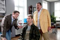 Die Rosenheim-Cops – Sollte Sebastian Feil (Timo Klein, m.) seinen Geschäftspartner ermordet haben? Die beiden Cops Korbinian Hofer (Joseph Hannesschläger, r.) und Christian Lind (Tom Mikulla, l.) nehmen Sebastian Feil in die Mangel, denn dessen Alibi ist mehr als dünn.