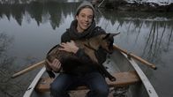 CheXperiment – Tobis Herausforderer Günther ist Ziegenbauer. Sein CheXperiment ist nicht nur besonders knifflig, sondern führt von Anfang an zu einem Knoten in Tobis Kopf! Denn Tobi bekommt eine schwierige Aufgabe: Er soll einen Wolf, ein Zicklein und ein Bündel Heu in einem Ruderboot von einem Ufer eines Flusses zum anderen Ufer bringen. Weiteres Bildmaterial finden Sie unter www.br-foto.de.