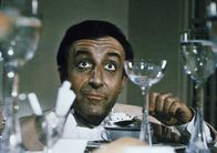 Der Partyschreck – Der indische Kleindarsteller Hrundi V. Bakshi (Peter Sellers), der von seiner Hollywood-Produktionsfirma wegen Unfähigkeit hinausgeworfen wurde, erhält durch einen Irrtum eine Einladung zu einem großen Fest, das der Produzent gibt. Für ihn ist das ein Grund zur Hoffnung, und so fühlt er sich bei der Party ganz in seinem Element.