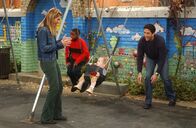Friends – Weil Rachel (Jennifer Aniston, l.) als Kind einen Unfall auf einer Schaukel hatte, möchte sie nicht, dass Ross (David Schwimmer, r.) mit Emma (Darsteller unbekannt, 2.v.r.) auf den Spielplatz geht ...