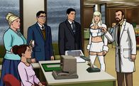Archer – Wie reagieren Pam (l.), Cheryl (2.v.l.), Cyril (3.v.l.) und Archer (3.v.r.), als die tote Verlobte von Archer, Nadja (2.v.r.), plötzlich bei Krieger (r.) im Labor auftaucht?