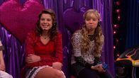 iCarly – L-R: Shannon Mitchell (Annamarie Kenoyer), Sam Puckett (Jennette McCurdy)