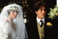 Vier Hochzeiten und ein Todesfall – Charles (Hugh Grant, rechts) führt seine Exfreundin Henrietta (Anna Chancellor) vor den Traualtar, obwohl sein Herz ganz anders fühlt.