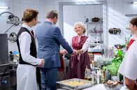 Sturm der Liebe – Christoph ist dankbar, dass er auf Hildegard zählen kann. (v.li.: Kellner-Hanno Dobiat, Dieter Bach, Antje Hagen, Komparse).