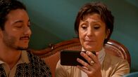 Rote Rosen – Elyas (Mehmet Daloglu) kann Ceyda (Renan Demirkan) überzeugen, nach Cambridge zu reisen - in ein neues Leben.