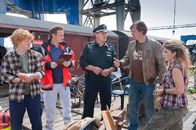 Notruf Hafenkante – Polizist Hans Moor (Bruno F. Apitz, M.) und Notarzt Dr. Haase (Fabian Harloff, 2.v.l.) im Einsatz bei den "Pauli-Bikern": Tomek (Sebastian Husak, l.) hat sich im Streit mit Pascale (Mira Demirderek, r.) verletzt. Jochen Kreuzer (Patrick von Blume, 2.v.r.) ist der Leiter des Sozialprojekts.