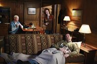 Desperate Housewives – Mike (James Denton, r.), Katherine (Dana Delany, M.) und Dave (Neal McDonough, l.) gehen gemeinsam wandern. Doch der Ausflug endet völlig anders als geplant ...