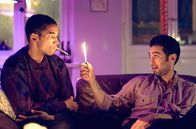 All You Need – Vince (Benito Bause, li.) und Levo (Arash Marandi, re.) rauchen zusammen.