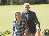The Good Place – Nachdem Michael (Ted Danson, l.) sie in ihr neues Zuhause geführt hat, in dem sie mit ihrem Seelenverwandten leben soll, wird Eleanor (Kristen Bell, r.) bewusst, dass sie verwechselt wurde. Sie gehört gar nicht in den "Good Place" ...