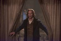 The Strain – Quinlan (Rupert Penry-Jones) erinnert sich an sein erstes Zusammentreffen mit dem Master ...