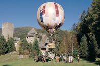 Dornröschen – Mit einem selbst gebauten Fesselballon versuchen Prinz Frederik und der Professor die gefährlichen Dornenhecke, die das Schloss umgibt, zu überfliegen, um im Schlossgarten zu landen.
