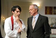 Sturm der Liebe – ARD STURM DER LIEBE FOLGE 1303 Uhr im ERSTEN. Robert (Lorenzo Patané, l.) und Werner (Dirk Galuba, r.) rätseln, was Barbara noch vorhaben könnte.