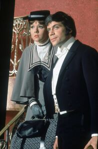 Mörder GmbH – Nach allen Abenteuern, die sie zusammen erleben, verlieben sich Sonya Winter (Diana Rigg) und Iwan Dragomiloff (Oliver Reed) ineinander.