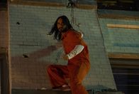 Morbius – Dr. Michael Morbius (Jared Leto) ist aus der Untersuchungshaft geflohen, nachdem das FBI ihn festgenommen hat.