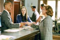 Gilmore Girls – Emily (Kelly Bishop, r.) ist auf der Suche nach Antiquitäten, woraufhin Rory (Alexis Bledel, M.) sie nach Stars Hollow einlädt. Dort macht sie Bekanntschaft mit Michel (Yanic Truesdale, l.) und anderen Freunden und Bekannten ihrer Tochter und ihrer Enkelin ...