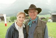 Der Ruf der Berge – Der Tierpsychologe Stefan Suttner (Siegfried Rauch) und die attraktive Ärztin Marion Brückner (Marita Marschall) haben sich endlich zusammen gefunden.