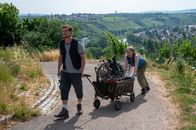 SOKO Stuttgart – Eine Wasserleiche und ein alter Bekannter: Unweit der Stelle, an der der polizeibekannte Kleinkriminelle Sören Maiwald (David Bredin) neuerdings seinen Lebensunterhalt als Magnetfischer verdient, wird die Leiche des Ex-Häftlings Simon Strasser tot aus dem Neckar geborgen. Hat die Tat etwas mit Maiwalds Gefühlen zu tun, die er für Jessica Strasser (Jasmin Schwiers), die Ehefrau des Opfers, hegt?