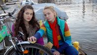 Die Pfefferkörner – ARD/NDR DIE PFEFFERKÖRNER FOLGE 142, "Der Bootsklau" Uhr im ERSTEN. Ceyda (Merle de Villiers,l.) und Jessi (Martha Fries) beobachten Sonjas Bruder Jörn vom Steg aus.
