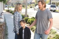 The Mick – Mick (Kaitlin Olson, l.) und Jimmy (Scott MacArthur, r.) schleusen ihren Ziehsohn Ben (Jack Stanton, M.) in eine Geburtstagsparty, zu der er nicht eingeladen war ...