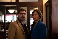 Der Alte – Der Bruder Karl Wörsching (Thomas Scharff) und die Ehefrau des Opfers Nora Wörsching (Carolina Vera) teilen ein Geheimnis.