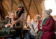 Zwischen den Zeilen – ARD HEITER BIS TÖDLICH - ZWISCHEN DEN ZEILEN FOLGE 9, "Der Herr des Rings" Uhr im ERSTEN. Maja (Josephine Schmidt, r.) und Jenny (Constanze Behrends, 2.v.r.) sind entsetzt, als Paul (Ole Puppe, 2.v.l.) Andrea (Lina Beckmann, l.) die Tasche entreissen will.