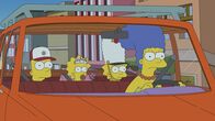 Die Simpsons – Da Marge (r.) ihre Kinder Bart (l.), Maggie (M.) und Lisa (2.v.r.) superschnell herumkutschieren muss, kommt sie auf eine lukrative Idee ...