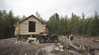 Alaska - Eisige Tradition – Joel Jacko baut eine neue Hütte (National Geographic/Brian Bitterfeld)