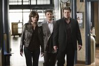 Castle – Nachdem Dick Coonan (Jay R. Ferguson, M.) einen Polizisten überwältigte, nimmt er Castle (Nathan Fillion, r.), als Geisel. Auch Kate (Stana Katic, l.) ist machtlos und muss nun nach Dicks Regeln spielen...