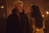 Salem – Increase (Stephen Lang, l.) setzt Mary (Janet Montgomery, r.) mit einer Forderung unter Druck ...