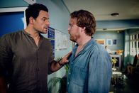 Die Inselärztin – Dr. Daniel Bucher (Tobias Licht) versucht Martin (Ole Fischer) den aufgebrachten Freund seiner Patientin zu beruhigen.